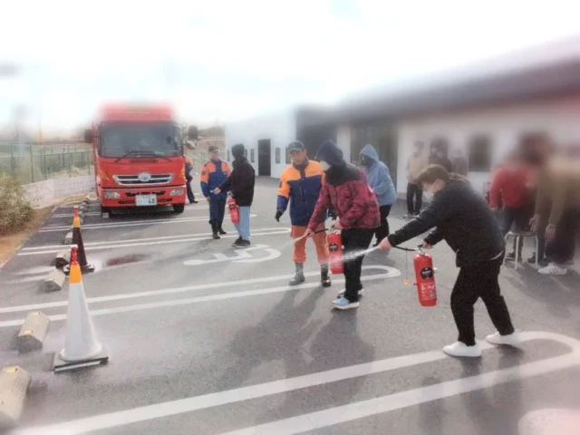 本日は防災訓練を行いました！
柏東部消防署の消防士の皆さんより消火器の使い方を直接ご指導いただきました✨️
消防士さんが使う酸素ボンベを背負わせてもらい、ちょっとした消防士体験も！
最後に、火災が起きないようにする取り組みや、実際に火災に遭ったときどうしたらいいか、など火災についての質問に丁寧にお答えいただきました。
柏東部消防署の消防士の皆さん、ありがとうございました😊

#ペジーブル柏 #就労支援B型 #柏東部消防署#防災訓練 #柏市