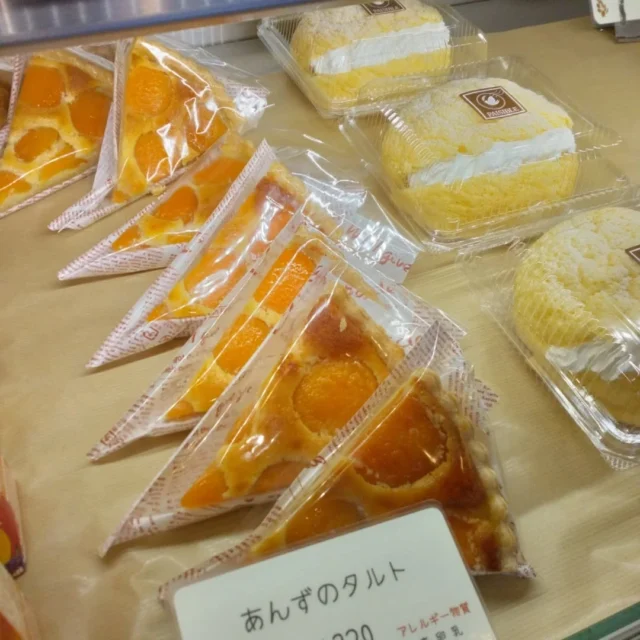 コーヒーやお茶のお供に甘いデザートはいかがでしょうか？
あんずをたっぶり使用したあんずのタルトとバレンタインのプレゼントにも最適ガトーショコラ販売中です。是非ご賞味ください💕
#B型事業所　#バレンタイン　#マフィン　#タルト