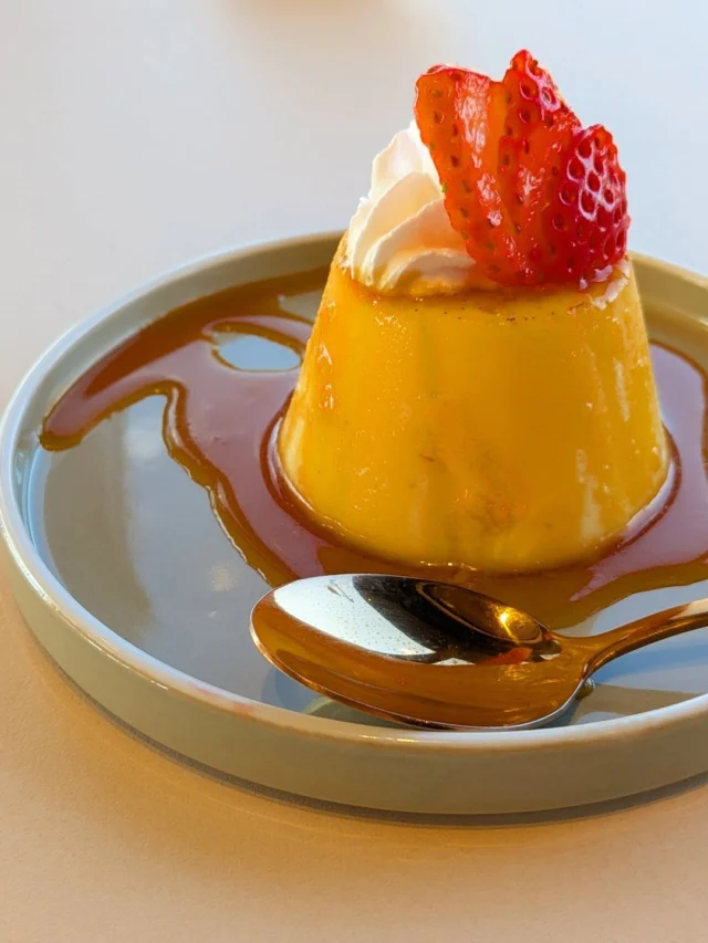 .
季節のプリン🍮🍓

大人気のプリンに【ゆめファーム】さんの苺をトッピング
▶プリンとカラメルの甘みに、苺の甘酸っぱさがプラスされあと引く美味しさに♡
季節限定の【キャラメルラテ】とも相性バッチリです☕

#プリン
#苺
#キャラメルラテ