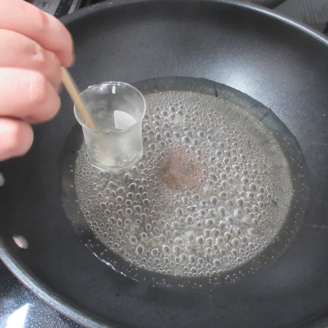 いつものアロマハンドマッサージですが、今回はアロマハンドクリーム作りを行いました！🌼

先生ご指導のもと、みつろうやシアバター、ホホバオイルに好きな精油を混ぜオリジナルのハンドクリームを手作りしました👏💕

オレンジ・スイートやホーウッド、フランキンセンス、ゼラニウム・エジプトなどなど様々な精油があり、それぞれ香りが違うだけでなく、肌や体、心にもたらす効果にも違いがあります！

乾燥する季節に重宝しそうです！💕

アロマハンドマッサージは月に2回実施しますので、ぜひご参加ください。気軽にご連絡ください！

#柏#地域活動支援センター#地活#ちかつ#たんぽぽセンター#北柏#居場所#精神障がい者#精神障害者#精神障碍者#引きこもり#誰かと話したい#孤独じゃない#レクリエーション#楽しい#相談支援#支援#相談#地域で暮らす#自分らしく#ピアサポート#デイサービス#悩み#心が疲れた#ピアサポーター