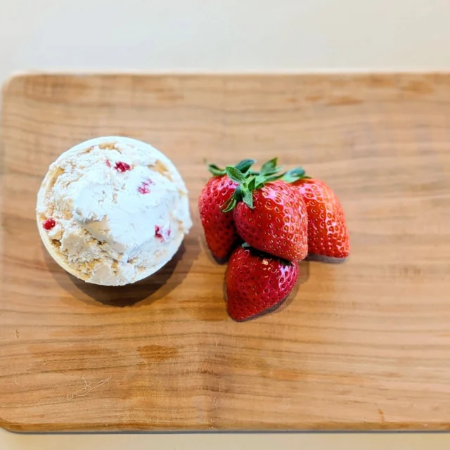 .
🍓季節限定🍓＼いちごのジェラート／

お子様から大人まで毎年人気のいちごジェラート。
今年はゆめファームのいちごを贅沢に使用しました

全種類、手作りジェラートてす👨‍🍳ぜひお試しください♫

#いちご
#ジェラート
#自家製