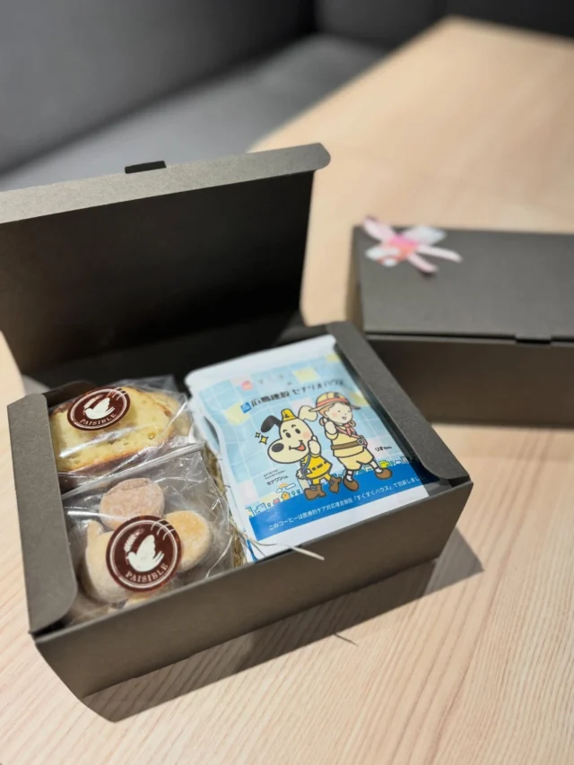 すくすくハウスの施工をしてくださった、広島建設さまの新社屋落成式でお渡しするギフトを作成させていただきました。

前日は新社屋にお邪魔し、素敵なオフィスの一角をお借りして、ギフトの最終仕上げも。明るく開放的でとても素敵なオフィスで、新しいスタートの空気を感じながら作業させていただきました。

このような大切な節目に関わらせていただき、本当にありがとうございました。

広島建設さま、新社屋のご竣工おめでとうございます。

————————————
すくすくハウスの就労支援事業所ででは、ロゴやイラスト、お写真を使ったオリジナルコーヒーギフトも製造しています☕️ご興味がありましたらぜひお気軽にDMお送りください。

#広島建設
#セナリオハウス
#柏市
#ドリップコーヒー 
#ギフト