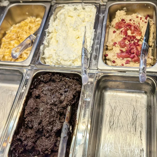 .

だんだんと暖かい日が多くなってきましたね！
カフェでは手作りジェラートが人気です🍓

▶季節のジェラートのいちごジェラートは
【ゆめファーム】さんのいちごを煮詰めて贅沢に練り込んでいます
さらに仕上げで、いちごソースとフランボワーズを散りばめているので濃厚な仕上がりに⋯

定番のバニラ・キャラメル・チョコも大人気！
ぜひお試しください♪

#ジェラート
#自家製
#いちご
#季節
#デザート