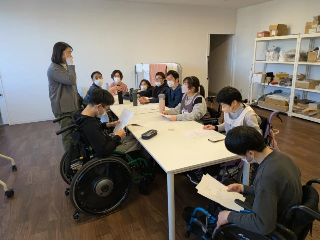 .

🌊ダイビングチャレンジミーティングの様子をお届け📸

6月、私たちは沖縄でダイビングにチャレンジします
ペジーブル高田のメンバーの
「やりたいことを諦めずに挑戦したい」
そんな想いから始まったプロジェクトです

今日はそのために必要な【資金】について話し合いをしました

・募金箱を設置する
・寄付つきコーヒーを販売する
・チラシを置いてもらう

など、たくさんのアイデアが出ました

自分たちで考え、行動し、夢を実現させたい
その一歩一歩を大切に進めています
もし彼らを見かけたら、ぜひ応援していただけると嬉しいです☕✨

応援よろしくお願いします

#ペジーブル高田
#チャレンジ
#沖縄ダイビング
#夢に向かって
#地域とつながる

チャレンジ詳細はコチラ⏬️
https://congrant.com/project/tanpopokids/21340