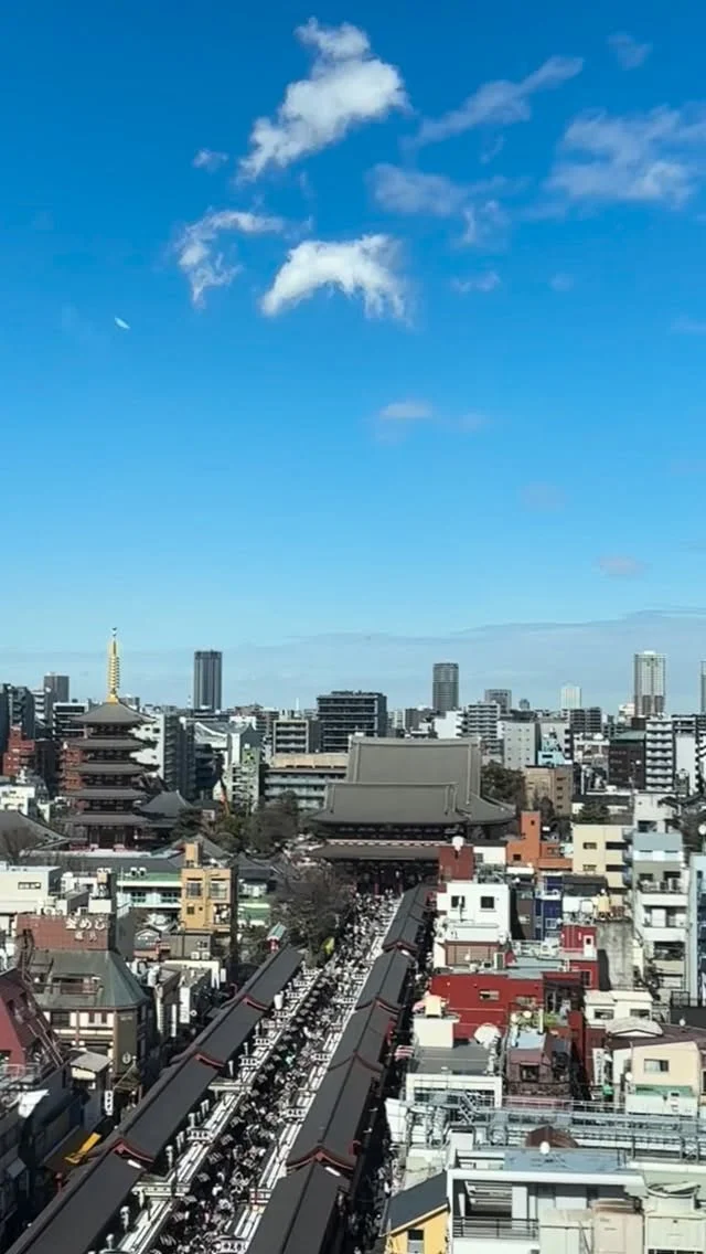 3月のおでかけ。
生活介護にみなさん、浅草へ電車旅に行ってきました。

日中はぽかぽかとあたたかく、絶好のお出かけ日和。
雷門で記念写真を撮り、
浅草寺でお参りをして、おみくじをひいて、お土産を選んで…
ゲームセンターにも立ち寄りながら、浅草の街をたっぷり楽しみました。

そして、私たちにとっては電車に乗ることも久しぶり。
少し緊張もして、わくわくもして、とてもいい旅になりました。

#すくすくハウス
#浅草
#おでかけ
#生活介護
#ドキドキわくわく