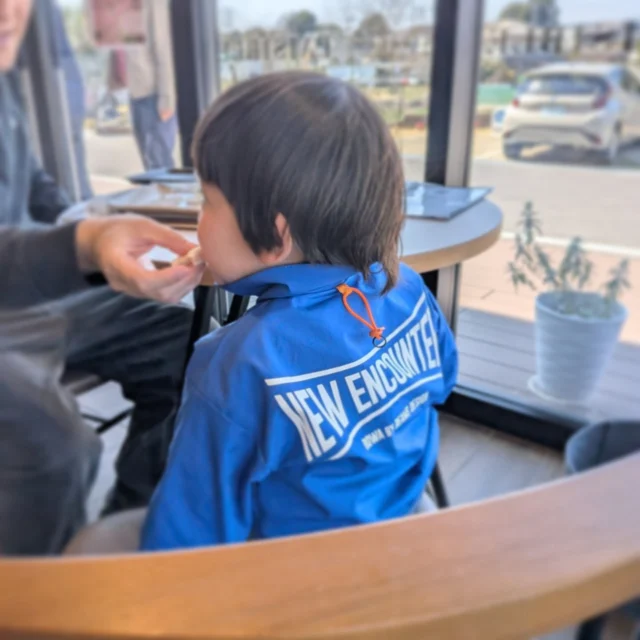 .
パパと一緒に食べると美味しいね😋📸

土曜日は、パパとお子様で仲良くモーニングやランチを楽しまれる姿をよくお見かけします👨‍👦✨

インクルーシブ公園が隣接しているため、店内でゆっくり過ごした後は、そのまま公園へ遊びに行くのが定番コース！
ドリンクや食べ物のテイクアウトも🆗
芝生の上でピクニック気分を楽しむのもおすすめです☀️🍃

今週末も、皆様のご来店を心よりお待ちしております

#カフェ
 #公園 
#子連れカフェ 
#パパとお出かけ
 #テイクアウト