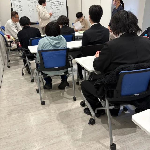 3/20にわたげワークスで「飲食業界で自分らしく働くためのヒント」というテーマで就労支援セミナーを行いました。
学校や病院、飲食店の障がい者雇用で3〜6年勤務されているわたげワークスの3名の卒業生を講師としてお呼びしました！

話していただいた内容は
・飲食業界で働きたいと思ったきっかけ
・就活や雇用前後の実習、面接の内容
・1日の流れと業務内容　・求められるスキル
・調子が悪い時どうしているか
・配慮してもらっていること
・職場内のコミュニケーションの様子
・働く中で大変だと感じたこと
・わたげワークスの訓練で行っておいた方が良いこと
・これからの目標　・皆へのメッセージ
など…沢山お話いただきました⭐️

参加者は、わたげワークスのカフェや調理補助、環境整備、軽作業などで作業を頑張っている利用者さんです。
「とても参考になりました」「頑張ろうという気持ちになりました」など感想をいただきました。
将来のことをじっくり考えたり、強みや可能性を見つけられる機会になれば幸いです(^^♪
次回は5月実施予定です。

#柏 #柏カフェ #カフェ #手賀沼 #ランチ #ペジーブルカフェ #ペジーブル #カフェ好きな人と繋がりたい #カフェ巡り#Paisible #boulangerieCafePaisible #カフェペジーブル #北柏 #手賀沼カフェ #手賀沼カフェ巡り #柏カフェ巡り #cafe #柏ランチ #道の駅しょうなん #就労移行支援 #就労継続支援ｂ型 #frindly #activity #watage #お花見プレート