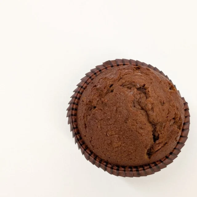 .
4月の新商品・その2📢
明日発売！＼ほっと癒される春スイーツ／

香ばしさとやさしい甘さが楽しめる
「モカマフィン」と「季節のプリン ジェラート添え」が登場します

☕ モカマフィン
コーヒーの香りがふわっと広がる
しっとり食感のご褒美マフィン
甘すぎず、大人の味わいに仕上げました

🍮 季節のプリン ジェラート添え
なめらかでコクのあるプリンに
ひんやりジェラートをトッピング
※ジェラートはバニラ・チョコ・キャラメルから選べます🍨
ほろ苦いカラメルとの相性も抜群です

カフェタイムにぴったりの2品
ぜひゆったりとした時間のお供にどうぞ☕

#新商品
#カフェスイーツ
#プリン
#マフィン
#コーヒースイーツ