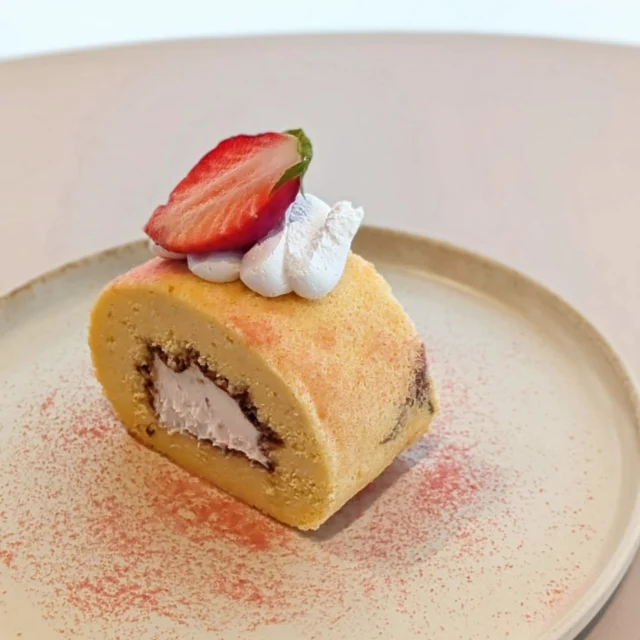 .

4月の新商品・その1📢
明日発売！＼桜を楽しむ4月限定ロール／

春の新作「桜咲くロールケーキ」が登場します

こだわりは、なんといっても香りと食感
🌸 桜の塩漬けを練り込んだ生地
甘さを引き立てる絶妙な塩気がアクセント
🌸 特製桜クリーム
桜餡と生クリームを絶妙なバランスでミックス

仕上げにはフレッシュな苺を添えて、見た目も華やかに仕上げました

#桜餡
#春の味覚 
#新作ケーキ
#桜スイーツ