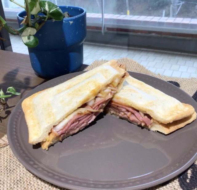 新商品のお知らせ！
明日から春の新商品2種がスタートします。
スモークされた鴨胸肉に定番の長ネギをのせ、柚子胡椒を効かせた「鴨とネギの柚子胡椒風味」
たっぷりのにんじんサラダにレーズンやナッツ、スパイスのアクセントがクセになる「キャロットラペ」

是非お試しください♪

#ラコルタ柏 #ペジーブル柏 #ホットサンド #春メニュー