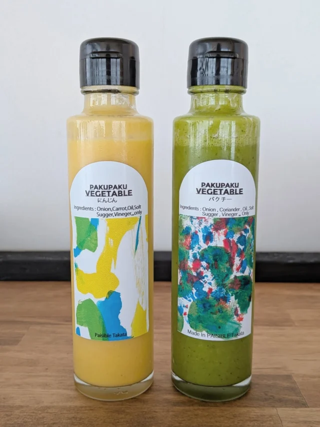 .

New!!
お待たせしました！ランチプレートで大好評の
『生ドレッシング』がご自宅でも楽しめるようになりました

ラインナップは2種類
☑にんじん
にんじんの自然な甘みが口いっぱいに広がります。お子様も喜ぶ優しい味わいで、サラダはもちろん、冷しゃぶや温野菜にも相性抜群
☑パクチー
パクチー好きにも、そうでない方でもハマる爽やかな味わい。サラダの他に白身魚のソテーや、チキンステーキのソースとして使うと、一気に本格的なカフェの味に早変わり

保存料・添加物は一切なし。野菜の旨味をぎゅっと凝縮した、体にも嬉しい自信作
「体に優しいものを、おいしく食べてほしい」そんな想いを込めたドレッシングです

体にやさしくて、つい“パクパク”食べちゃう
その名も
「PAKUPAKU VEGETABLE」

▷ドレッシング作りは就労継続支援B型のメンバーが心を込めて
パッケージデザインは生活介護のメンバーが担当しています
ひとつひとつに、想いが詰まった商品です

▷アーティスティックで鮮やかなラベルは、キッチンに置いてあるだけで気分が上がるデザイン
「おいしいもの」と「健康」をお届けするギフトとして、お引越し祝い、お誕生日、ちょっとした手土産にもぴったりです

※ひとつひとつ手作りのため、まとめ買いの方は店頭・TEL・DMにて事前にご連絡ください
📞PAISIBLE高田
TEL 04-7157-0921

#新商品
#ドレッシング
#無添加
#体にやさしい
#ドレッシング