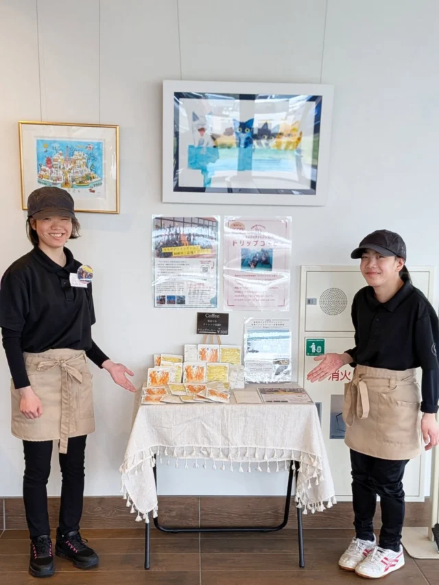 .

📸カフェでは18日の春祭りに向けて、期間限定で店内に特別なドリップコーヒーのコーナーを新設しました

▷実はこのコーヒー、パッケージのデザインから製造、パッキングまでのすべての工程を「ペジーブル高田」のメンバーたちが心を込めて担当しています

・使用しているのは、私たちがカフェで提供しているものと同じ東ティモール産の豆で、フルーティーで爽やかな味が特徴です

▷このドリップコーヒーの売上の一部は、メンバーたちが6月に挑戦する「ダイビング」の活動費用に充てられます
新しい世界へ飛び込み、未知の体験にチャレンジする彼らにとって、このコーヒーは大きな応援の力になります

▷パッケージひとつひとつに描かれた個性豊かなデザインは、メンバーたちのオリジナル作品
ご自宅でのリラックスタイムにはもちろん、大切な方へのちょっとしたギフトにもぴったりです

▷もしカフェで、メンバーを見かけたら、ぜひ気軽に「こんにちは！」「頑張ってね！」と声をかけてあげてください
皆様の温かい一言が、彼らの挑戦への何よりの励みになります

美味しいコーヒーを楽しみながら、彼らの新しい一歩を一緒に応援していただけると嬉しいです
皆様のご来店、心よりお待ちしております

特設サイトはコチラ👇️https://congrant.com/project/tanpopokids/21340

#ドリップコーヒー
#東ティモール
#フェアトレード
#寄付活動 
#ダイビング