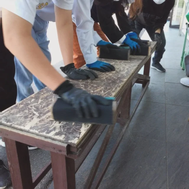 外のベンチを研磨中💪💨

パン作りだけではなく、お客様に安全に座っていただく
準備も私達のお仕事です。🍞🍞

＃ペジーブル柏#就労継続支援B型＃ベーカリー＃仕事＃柏市