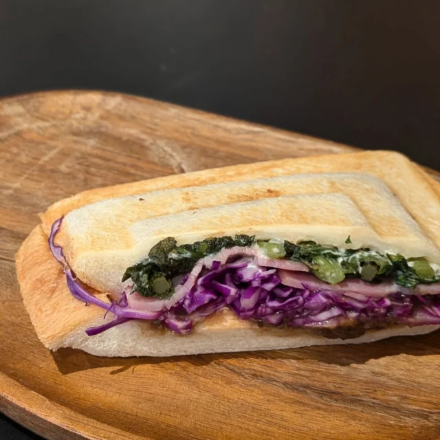 .
＼春菊とアンチョビ／本日から発売！

春菊×アンチョビのちょっと大人な組み合わせ

香り豊かな春菊に、シャキッとした紫キャベツ、旨みたっぷりのハムをサンド

さらに、アンチョビソースとエスニックソースでクセになる味わいに仕上げました

ひと口食べたら、やみつき♪

いつもとちょっと違う“ご褒美ホットサンド”をぜひ

#ホットサンド
#春菊
#アンチョビ
#カフェごはん
#新作メニュー

'