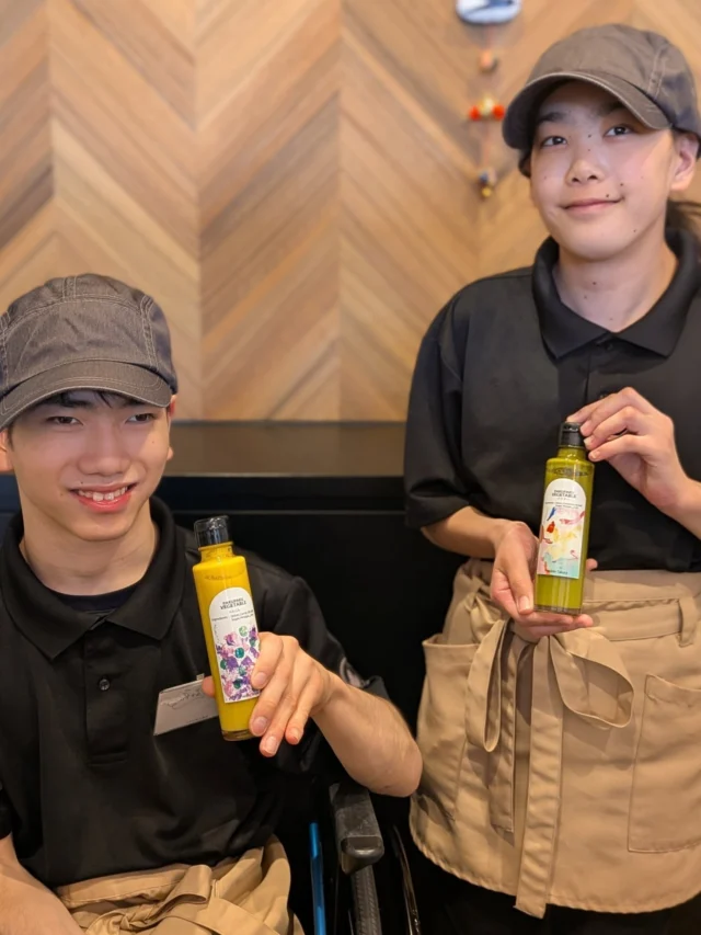 .
カフェで大人気の手作りドレッシングのパッケージが、新しくなりました!!

▶にんじん・パクチーをイメージした色選びからデザインまで、生活介護のメンバーが気持ちを込めて制作🎨
ビビットな色彩でとても素敵な仕上がりです

▶ドレッシングの空き瓶は、次回購入時にお持ちいただくと「瓶割引」で￥50お値引きしています

ランチプレートのドレッシングは、にんじん・パクチー好きな方を選べるので是非お試しください

#ドレッシング
#自家製
#にんじん
#パクチー
#エコ