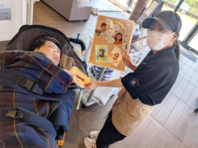 .
＼カフェの席札が新しくなりました🎨／

▶生活介護のメンバーが、カフェの席札を素敵に作ってくれました！

・今回は「席をわかりやすく、見やすくしたい！」という想いから、メンバーみんなで『ステンシル』に初挑戦！

ポンポンと色をのせる作業に熱中しながら、カラフルで味のある席札が完成しました

・カフェの壁面では、今回製作に関わったメンバーの笑顔あふれるポップも展示中です
それぞれの個性が光る作品を、ぜひカフェにお立ち寄りの際はご覧ください

みなさまのご来店を、メンバー一同心よりお待ちしております

#生活介護 
#障害福祉サービス
#ハンドメイド 
#ステンシル
