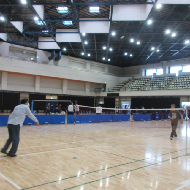 🏸みんなでバトミントンを行ないました🏸
あいにくのお天気でしたが、体育館では白熱した試合がたくさんでした🔥
この日は肌寒い気温でしたが、動くと体がぽかぽかしてとても楽しかったです😊
来月の9日（火）にもバトミントンを予定しています🏸初めての方でも大歓迎です！
たんぽぽセンターでは毎月、卓球教室やエクササイズ等体を動かすプログラムを行なっています。興味のある方は、是非お問い合わせください！
#バドミントン#柏#地域活動支援センター#地活#福祉#たんぽぽセンター#北柏#居場所#精神障がい者#精神障害者#精神障碍者#引きこもり#誰かと話したい#孤独じゃない#レクリエーション#楽しい#相談支援#支援#相談#地域で暮らす#自分らしく#サポート#デイサービス#悩み#心が疲れた#ピアサポーター#仲間