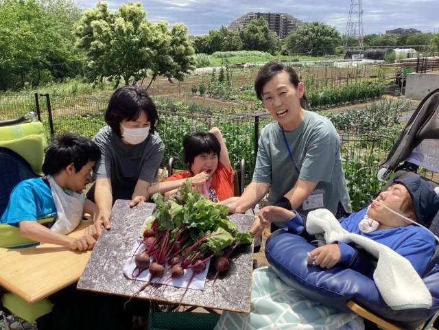 .
【ビーツ収穫】の様子をお届け！📷

すくすくファームで大切に育てたビーツを、生活介護のメンバーが収穫しました

収穫したビーツは、現在カフェにて200円/1袋発売中です！

色鮮やかな色味と、ほんのり甘みが特徴のビーツ🫜サラダやスープ、ローストにもおすすめです◎

メンバーの頑張りがつまった旬のお野菜、ぜひお手に取ってみてください🫶

#すくすくファーム
#ビーツ
#野菜
#地域とつながる