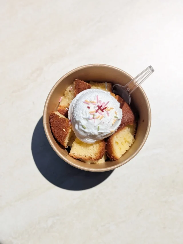 .
＼6月新商品のお知らせ／

お客さまのリクエストにお答えした📢
マフィンとジェラート、両方食べられる欲張りスイーツが新登場！

その名も……『ドルチェマフィン』￥500
カフェで大人気のプレーンマフィンの上に、ひんやり冷たいバニラジェラートを乗せちゃいました！
温かいマフィン×冷たいジェラートの「温×冷」の組み合わせが最高にマッチ♡
カップに入っているのでテイクアウトも🆗

おうちでのご褒美タイムや、これからの季節のお散歩のお供にもぴったり。店内でもお外でも、贅沢なひとときをお楽しみください

皆様のご来店をお待ちしております

#新作スイーツ 
#カフェスイーツ 
#マフィン 
#バニラジェラート 
#温冷スイーツ