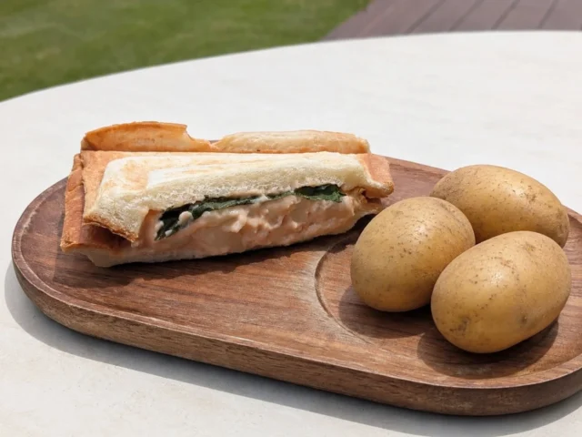 .
■新商品のお知らせ■
ホットサンドに『明太ポテト』が仲間入り🥔

ほくほくのジャガイモとピリッとした明太子に、爽やかな大葉をアクセントに加えました

明太子の旨みと大葉の香りが相性抜群！ 暑い季節でもさっぱり食べられる、夏にぴったりのホットサンドです！
ランチやカフェタイムにぜひお試しください

#新商品 
#ホットサンド 
#明太ポテト 
#明太子 
#ランチ