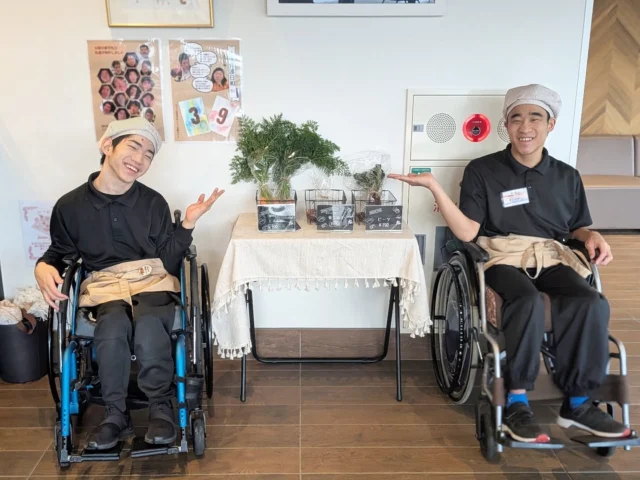 .
【NEW CAP!! 🎩】

カフェの帽子が新しく「ベレー帽」になりました！

これまでの帽子よりも、メンバーの表情や素敵な笑顔がよ〜く見えるようになっています♪
（2人のポーズもバッチリ決まってます📸）

新しくなったユニフォーム姿のメンバーに、ぜひ会いに来てくださいね！
皆さまのご来店をお待ちしております

#新調しました 
#ベレー帽 
#カフェスタッフ 
#笑顔
#日常の風景