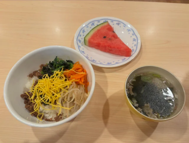 🍴料理プログラム🍴

本日のメニューはビビンバ丼でした✨

色鮮やかな具材を盛り付け、美味しそうなビビンバ丼が完成😊

皆さん「おいしいね！」と話しながら楽しく召し上がられていました♪

デザートにはスイカも🍉
暑い日にぴったりのランチとなりました✨

#ビビンバ＃ランチ#柏#地域活動支援センター#地活#福祉#たんぽぽセンター#北柏#居場所#精神障がい者#精神障害者#精神障碍者#引きこもり#誰かと話したい#孤独じゃない#レクリエーション#楽しい#相談支援#支援#相談#地域で暮らす#自分らしく#サポート#デイサービス#悩み#心が疲れた#ピアサポーター#仲間