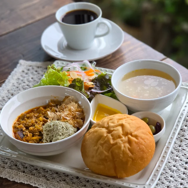 7月7日(火)からの新メニューのお知らせです。

和風キーマカレー
毎夏恒例のカレーメニュー、今年は和風で登場です。
干ししいたけ・切り干し大根・ごぼうを入れ、隠し味に味噌を使い、トロロ昆布と花かつおをトッピングしました。
健康志向のカレーでこの夏を乗り切っていきましょう(^^♪

#柏 #柏カフェ #カフェ #手賀沼 #ランチ #ペジーブルカフェ #ペジーブル #カフェ好きな人と繋がりたい #カフェ巡り#Paisible #boulangerieCafePaisible #カフェペジーブル #北柏 #手賀沼カフェ #手賀沼カフェ巡り #柏カフェ巡り #cafe #柏ランチ #道の駅しょうなん #就労移行支援 #就労継続支援ｂ型 #frindly #activity #watage #和風キーマカレープレート
