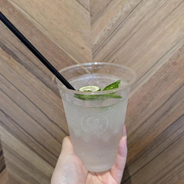 .
＼new!! バジルスマッシュ🥤🌿8/6期間限定発売／

すくすくファームで収穫した新鮮な『バジル』と
『すだち』×ソーダ!!

自家製バジルシロップと爽やかなすだち、ソーダが相性抜群
暑い夏にピッタリのドリンクが期間限定で発売です🎐

まだまだ暑い日が続きますが、店内は涼しいのでぜひお越しください

#バジル
#すだち
#バジルスマッシュ
#柏カフェ